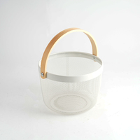 Panier de rangement en métal blanc avec poignée en bois