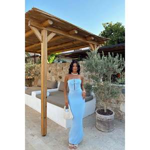 Robe de cocktail bleue sans bretelles - Product Image 1