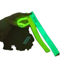Pulsera fluorescente de goma brillante con movimiento de mercado nocturno fluorescente personalizada para eventos con chip NFC de silicona - Product Image 2