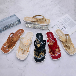 2025 pas cher <span class=keywords><strong>jolies</strong></span> pantoufles en caoutchouc supérieures sandales <span class=keywords><strong>tongs</strong></span> pantoufle pour dames - Product Image 1