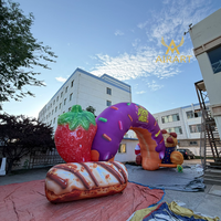 Arche gonflable géante double face en forme de donut avec décorations fraises et biscuits pour événements d'anniversaire, célébrations et présentations