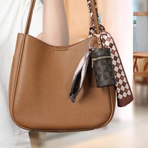 Nuevo Llavero de Diseño en Cuero PVC, Mini Cilindro, Exquisito Porta Lápiz Labial, Bolsa de Almacenamiento, Llavero Moderno, Monedero de Moda - Product Image 4