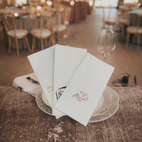 2025 Offres Spéciales personnalisé blanc luxe Airlaid ligne serviette en papier avec logo 1/6 1/8 pli 30*40 40*40cm 1py imprimé plat déjeuner serviette
