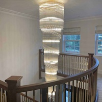 Lustre en verre personnalisé avec pendentif long pour le hall de l'hôtel pour l'éclairage des escaliers en colimaçon
