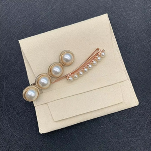 Pochette à bijoux en microfibre suédée beige personnalisée avec logo en relief 10x10+10cm - Product Image 2
