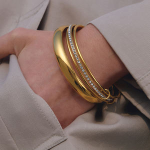 Brazalete de Aro Grueso J&D, Chapado en Oro de 18K, Acero Inoxidable con Acabado Pulido, Brazalete Clásico para Mujer - Product Image 2