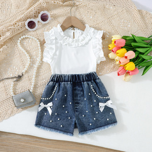 Completo Estivo per Ragazze in Stile Europeo e Americano, T-shirt Bianca Senza Maniche con Volant, Perle e Fiocchi, <span class=keywords><strong>Shorts</strong></span> in Denim, Set 2 Pezzi - Product Image 1
