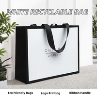 Sacs cadeaux en papier d'art recyclable blancs avec logo personnalisé imprimé en sérigraphie pour vêtements et chaussettes