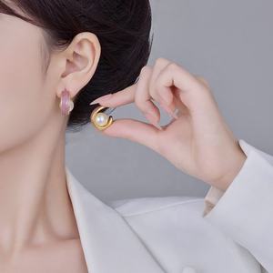 Boucles d'oreilles à clous géométriques en cuivre et zircon, design de niche, luxe léger, tendance, mode, simples, personnalisées pour femmes - Product Image 2