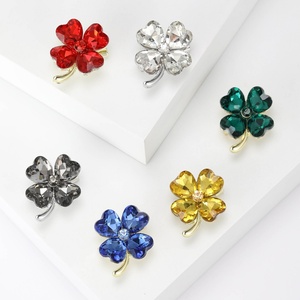 Broche de Trébol de Aleación con Pedrería, Moderno y Minimalista, para el Uso Diario de Mujeres, Versátil y Elegante - Product Image 1