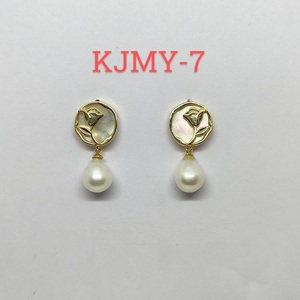 Boucles d'oreilles clous classiques en laiton avec perles d'eau douce blanches, idéales pour le bureau et le quotidien – Disponibles en gros - Product Image 1