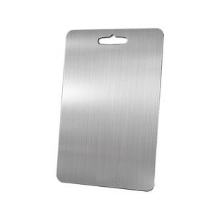 Papan pemotong <span class=keywords><strong>titanium</strong></span> murni terlaris untuk rumah tangga antibakteri dua sisi panel logam papan potong dapur