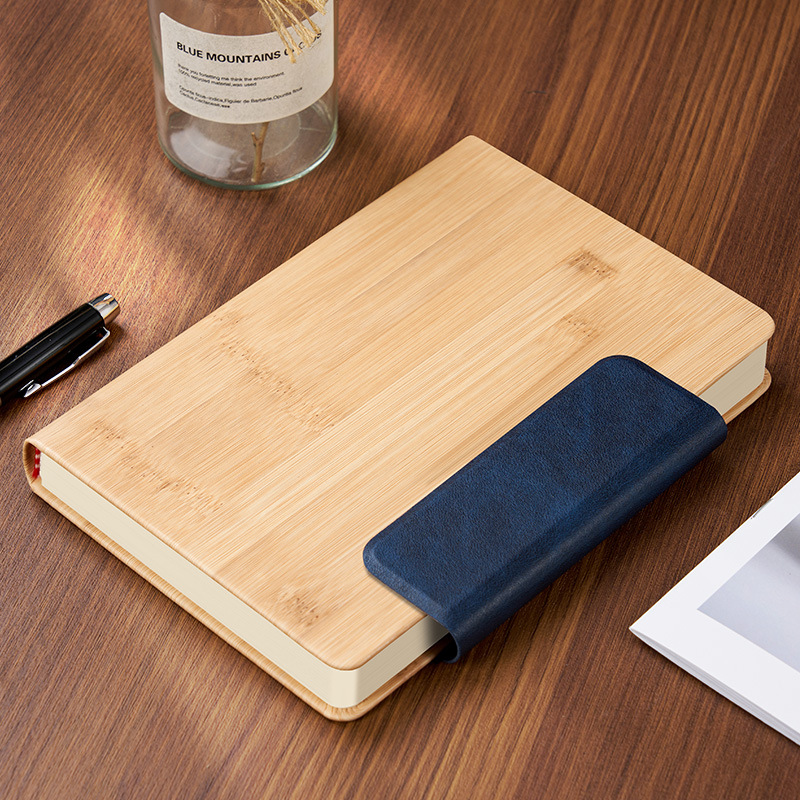 Libro con hebilla magnética de cuero azul/bambú.
