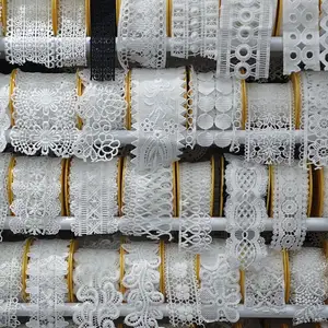 Ricamo di fabbrica in poliestere bianco e pizzo per la decorazione di accessori di abbigliamento