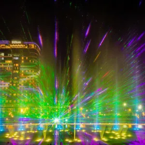 Fountain Show im Park und Menschen Platz