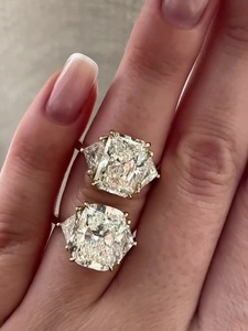 Bague de fiançailles de luxe en diamant de laboratoire taille coussin 5 carats avec diamants latéraux trapézoïdaux 2 carats pour or massif certifié 10K-18K - Product Image 2