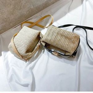 Bolso de playa tipo tote, hecho a mano, con asa de muñeca, de encaje de seda con lazo, de paja reciclada, de Camboya, ideal como regalo. - Product Image 6