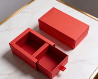 Boîte cadeau rigide en carton rouge à compartiments, fermeture magnétique, pelliculage mat, gaufrage, doublure en éponge, haut de gamme, écologique, recyclable