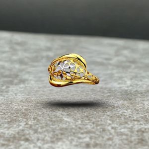 Bague élégante en or en forme de nid d'abeille pour femmes, bijou en or léger tendance, bague de créateur unique pour les occasions quotidiennes - Product Image 1