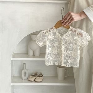 Un haut en dentelle à manches courtes, style princesse, pour bébés filles, été 2025, avec un petit manteau délicat. - Product Image 1