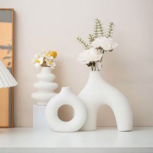 Juego de 3 Jarrones de Cerámica Blancos Estilo Boho, Diseño Geométrico Redondo, Acabado Mate Bisque para Decoración de Centro de Mesa o Estante de Sala de Estar - Product Image 4