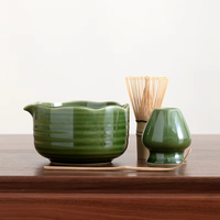 Thé matcha japonais artisanal de style classique, comprenant un fouet à matcha, un bol et un support en céramique pour le kit de cérémonie du thé