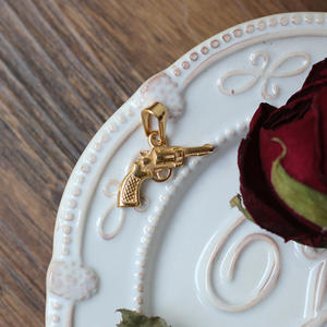 Vente en gros de petits bijoux à breloques en acier inoxydable plaqué or <span class=keywords><strong>Kweichow</strong></span> Moutai Pig Cactus Flèche Ange Collier à pendentif personnalisé solide - Product Image 6