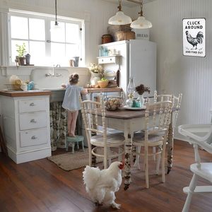 Divertente Targa in Latta con Grafica 'CLUCK FIND' 8x12 Pollici Modello 3020 Bianco/Nero con Fori Pre-Forati per Casa, Fattoria, Pollaio - Product Image 6