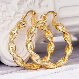 Orecchini a Spirale per Donna, Gioielli Minimalisti in Metallo Texturizzato, Accessorio di Moda per Uso Quotidiano - Product Image 1