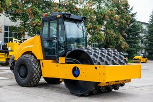 Compacteur vibrant 110 kW LTS214H, adaptable aux travaux en altitude pour la construction de bases routières et de barrages - Product Image 4