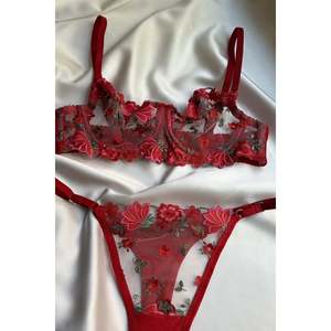 Chemise de nuit en tulle rouge avec détails floraux, ensembles élégants de soutien-gorge et de culottes - Product Image 3