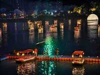 Bateau électrique de loisirs extérieur attrayant, robuste et durable en plastique PE, 5 places, avec éclairage LED, vitesse de 7-8 km/h pour usage résidentiel