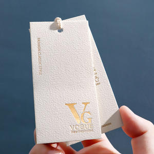 Etichette di indumento con carta Kraft bianca e spessa riciclata su misura appendono un'altalena con stampa <span class=keywords><strong>in</strong></span> rilievo di lusso realizzata <span class=keywords><strong>in</strong></span> Cina per uso di borse - Product Image 3