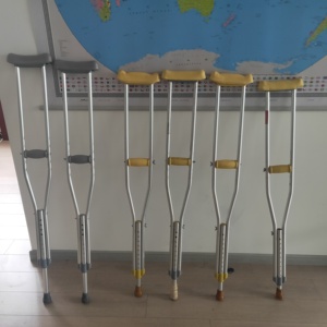 Muletas para axilas médicas ortopédicas de ayuda para caminar de mano ajustable de <span class=keywords><strong>aluminio</strong></span> de fabricación para adultos - Product Image 4