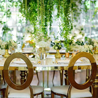 Chaises et tables de mariage en forme de S dorées et blanches pour les événements de mariage