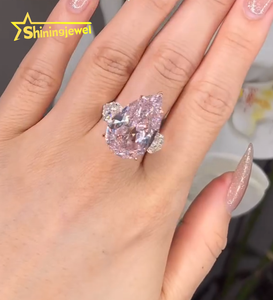 Pour votre mère Cadeaux extraordinaires Diamant rose en forme de poire flanqué de diamants blancs en forme de coeur Bague en diamant de laboratoire à trois pierres - Product Image 5