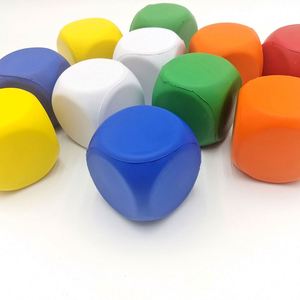 Dés en mousse PU personnalisés en gros, 6 cm, écologiques, fabriqués en 3D, avec logo personnalisable, pour l'entraînement - Product Image 3