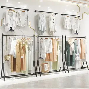 Kunden spezifische Gold Edelstahl Boutique Display Stand Kleidung Hänge gestell Regal Bekleidungs geschäft Innen architektur