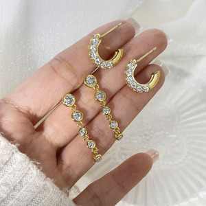 Pendientes largos colgantes de circonita cúbica chapados en oro de 18 quilates al por mayor para mujer - Product Image 2