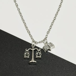 Collar con Diseño <span class=keywords><strong>de</strong></span> Balanza <span class=keywords><strong>de</strong></span> la Justicia y Martillo, para Abogados y Graduados en Derecho, Cadena <span class=keywords><strong>de</strong></span> Bambú, Aleación, Regalo - Product Image 4