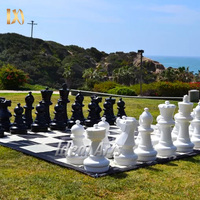 Grand jeu d'échecs géant en marbre pour l'extérieur, sculpture d'échecs surdimensionnée en pierre naturelle pour aménagement paysager de jardin