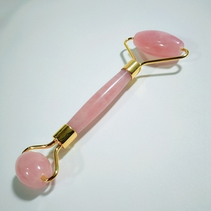 Rouleau de massage facial en quartz rose véritable naturel, anti-âge, pour le cou, amincissant, beauté, rouleau facial - Product Image 1