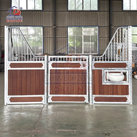 Boîtes d'écurie pour chevaux en bois de bambou rempli d'acier American Barn Builders avec portes à charnières