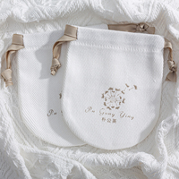 Pochette en coton sergé blanc imprimée sur mesure avec logo cœur, ruban noir, petit sac cadeau pour les faveurs de mariage