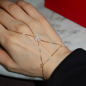 Pulsera de Lujo Moderna y Única con Cadena de Mano y Anillo de Dedo Esclavo Conectado, Bañada en <span class=keywords><strong>Oro</strong></span> de <span class=keywords><strong>14k</strong></span> y con Dije de Mariposa de Zirconia - Product Image 2