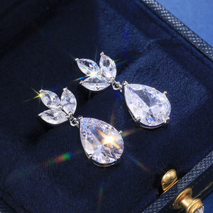 Orecchini pendenti in cristallo oro bianco a forma di goccia d'acqua con montatura a griffe, gioielli da sposa, stile romantico da donna E348 - Product Image 1