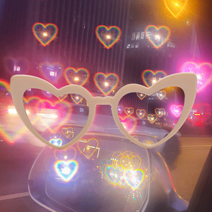 Lunettes Cœur Saint-Valentin Effet Lumineux Multicolores – Nouveauté Tendance Livraison Rapide – Accessoire Viral pour Déclaration d'Amour en Plastique - Product Image 1
