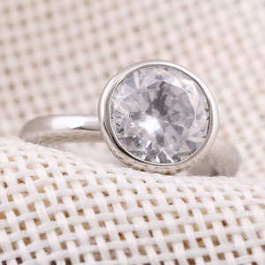 Bague en moissanite 8 mm bleue ronde avec serti clos, bijoux de fiançailles unisexe - Product Image 3