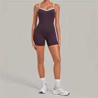 Combinaison de yoga ajustée QS3369 pour femme avec bretelles croisées au dos, sensation seconde peau, coussinets de poitrine intégrés et effet push-up fessier