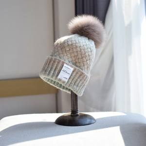 Зимняя вязаная шапка с меховым помпоном и логотипом - Product Image 4